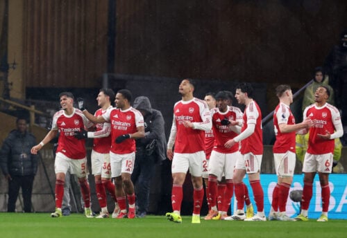 Arsenal stod bag et historisk pointtab på Molineux, da en sikker 2-0-føring mod Wolverhampton blev smidt i slutfasen.