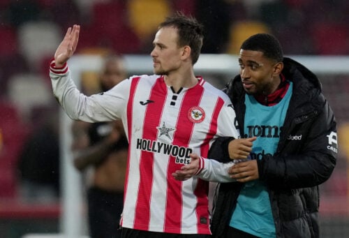 Mikkel Damsgaard og Mathias Jensen er begge med fra start for Brentford, der lige nu møder Burnley på Turf Moor.