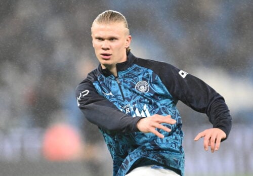 Manchester City må undvære Erling Haaland, der er gået i stykker kort før aftenens møde med Leeds på Elland Road.