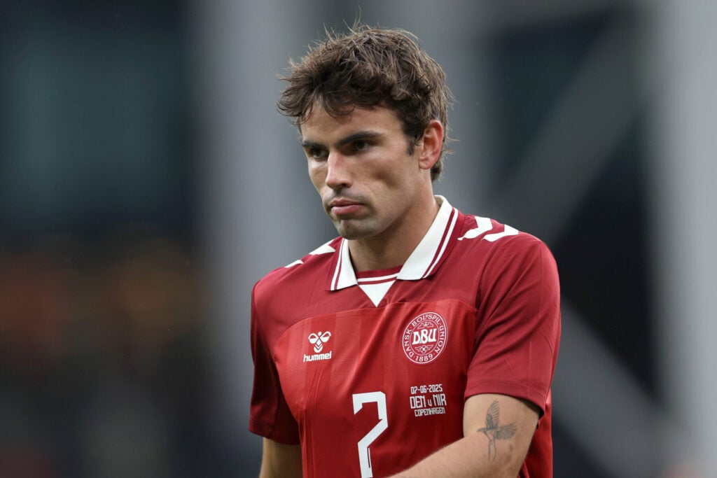 Matt O'Riley er tilbage i Premier League.