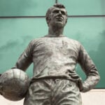 Peter Osgood står ude foran Stamford Bridge.