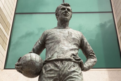 Peter Osgood står ude foran Stamford Bridge.