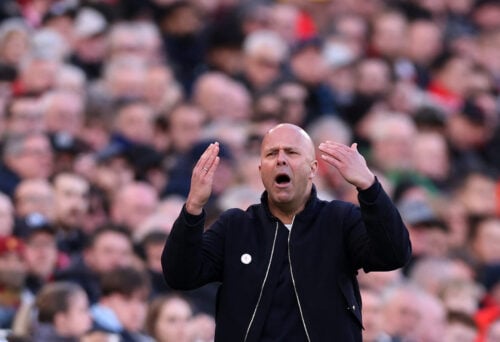 Liverpool befinder sig i en kritisk situation i den defensive linje, hvor endnu en dyster nyhed får cheftræner Arne Slot til at tabe kæben.