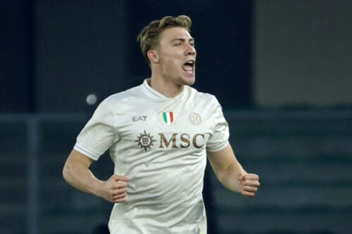 United-fans er på nakken af Rasmus Højlund.