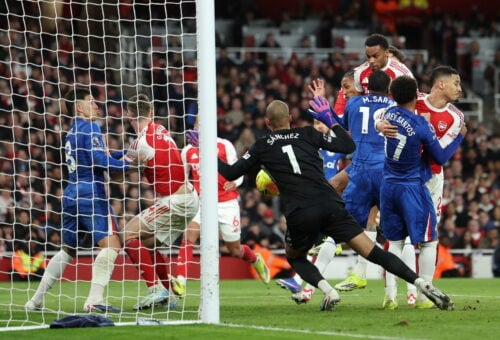 Arsenal sikrede sig søndag en yderst betydningsfuld sejr over Chelsea med 2-1. Men nu beskyldes klubben for at snyde dommeren.