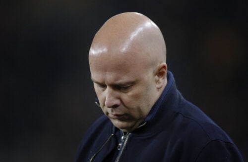 Arne Slot og Liverpool står i en svær situation.