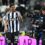 William Osula imponerer Preben Elkjær.