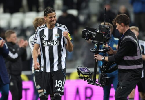 William Osula imponerer Preben Elkjær.