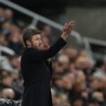 Manchester United skal møde Aston Villa i dagens Premier League-kamp, mens flere transferrygter florerer i baggrunden.