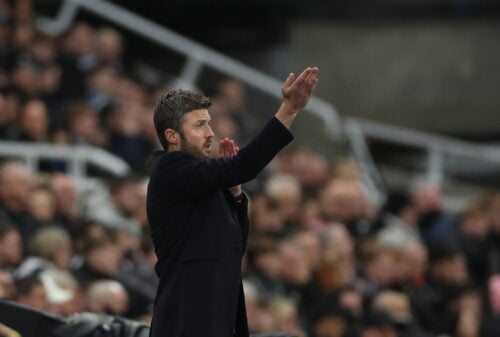 Manchester United skal møde Aston Villa i dagens Premier League-kamp, mens flere transferrygter florerer i baggrunden.