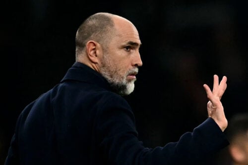 Tottenham befinder sig i en alvorlig sportslig krise, hvor presset på cheftræner Igor Tudor vokser for hver uge. Nu er de i dialog med en anden træner.