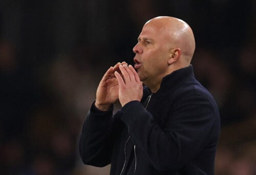 Arne Slot har haft en turbulent sæson i cheftrænerstolen hos Liverpool, hvor de indtager en sjetteplads i Premier League for tiden.