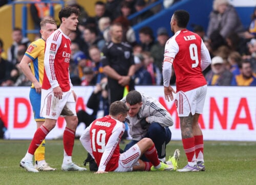Arsenal er videre i FA Cuppen, hvor de slog Mansfield i femte runde. Undervejs måtte to stjerner dog forlade banen med skader.