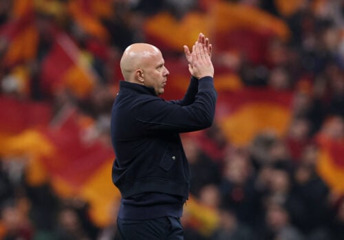 Presset vokser markant på Arne Slot i Liverpool efter en række skuffende resultater, hvorfor et trænerskifte kan være på vej.