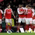 Arsenal øjner deres første mesterskab i 23 år med sejren over Everton i Premier League. Men efter kampen er en manglende kendelse til debat.