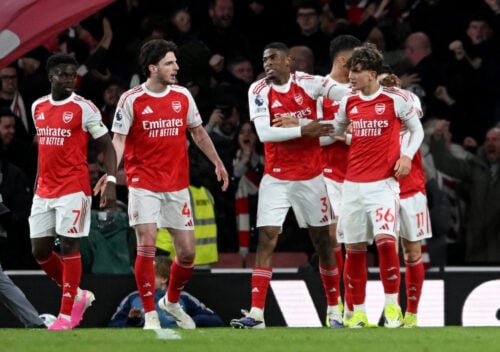 Arsenal øjner deres første mesterskab i 23 år med sejren over Everton i Premier League. Men efter kampen er en manglende kendelse til debat.