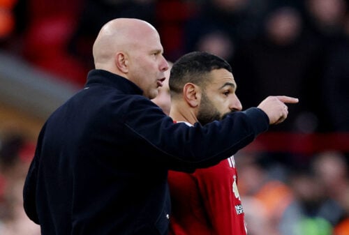 Cheftræner Arne Slot kan være fortid i Liverpool inden længe. Nu smider Jamie Carragher endnu flere brænde på bålet.