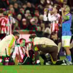 Brentfords Mikkel Damsgaard er blevet knæskadet, hvilket sker kort før landsholdssamlingen til de vigtige playoff-kampe til VM.