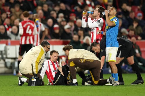 Brentfords Mikkel Damsgaard er blevet knæskadet, hvilket sker kort før landsholdssamlingen til de vigtige playoff-kampe til VM.