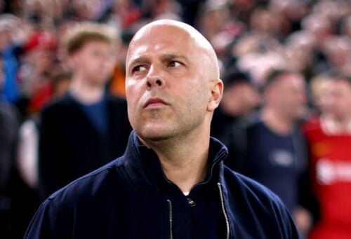 Cheftræner Arne Slot er under pres efter en svingende sæson i Liverpool, hvor en Champions League-plads endnu ikke er sikret.