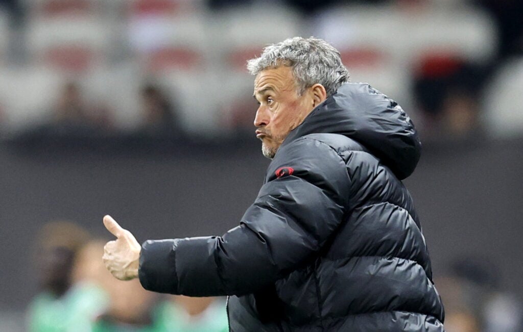 Situationen på sidelinjen i Manchester United efter sommerferien er uafklaret, men Luis Enrique spøger fortsat i den engelske storklub.