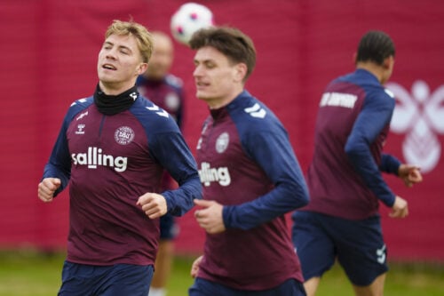 Rasmus Højlund er udset en vigtig rolle, når Danmark brager sammen med Nordmakedonien torsdag aften, når playoff-runden til VM begynder.