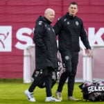 Der bliver skåret fra i den danske trup frem mod aftenens skæbnekamp, hvor Brian Riemer har sendt to spillere på tribunerækkerne.