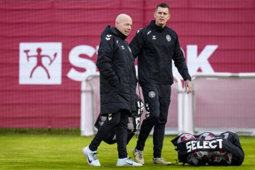 Der bliver skåret fra i den danske trup frem mod aftenens skæbnekamp, hvor Brian Riemer har sendt to spillere på tribunerækkerne.