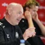 Danmark har kniven for struben, når de møder Nordmakedonien i aftenens VM-playoffrunde. Her skal en spiller starte inde.