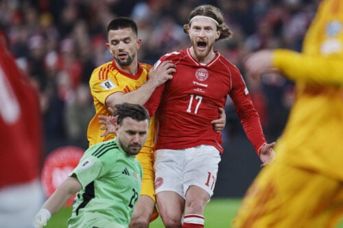 Kasper Høgh hev en lille, gul seddel frem.