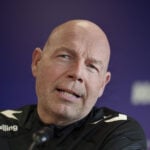 Brian Riemer har sendt to på tribunen.