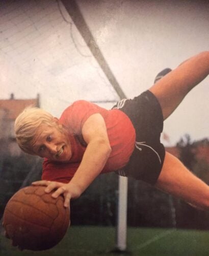 Mogens Therkildsen redder her en bold.