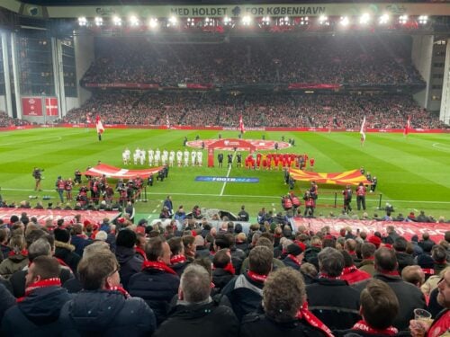 Fodboldhistoriker Michael Kjærbøl tager temperaturen på Danmarks landshold, der rundbarberede Nordmakedonien.