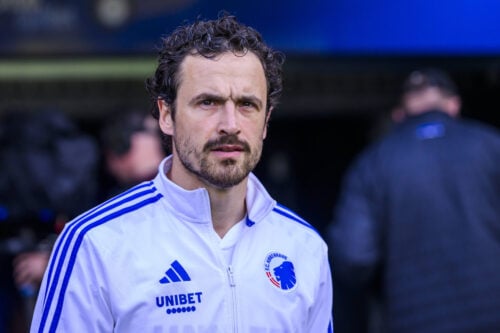 Thomas Delaney kan ikke få armene ned.