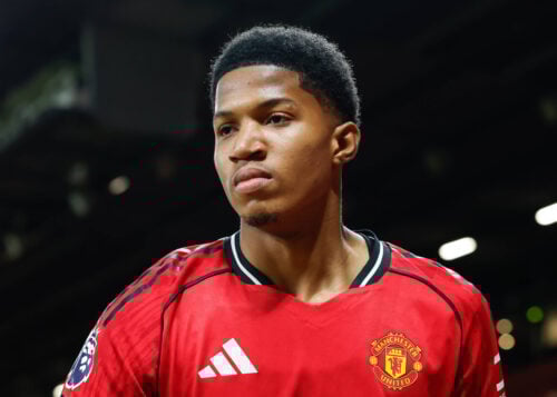 Den danske komet Chido Obi presser sig på i Manchester United, men en bekymrende udvikling skaber nu usikkerhed om det næste skridt.