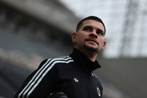 Meget tyder på, at Bruno Guimarães kan blive den spiller, der skal overtage rollen efter Casemiro i Manchester United.