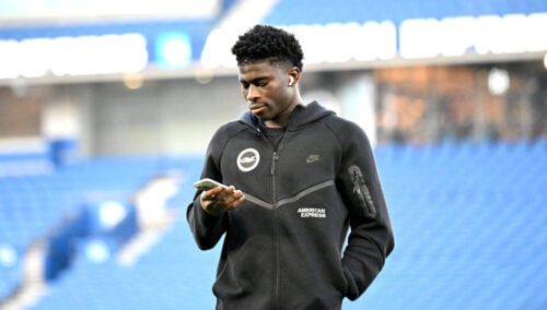 Carlos Baleba kan være på vej til Manchester United, der i skrivende stund forhandler med Brighton om det unge stjernefrø.