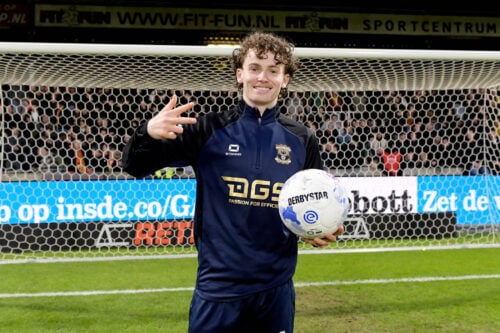 Jakob Breum viser landsholdsform.