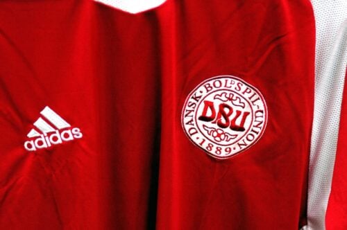 DBU lægger sig fladt ned.