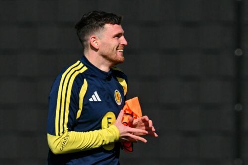 Efter næsten et årti som kulturbærer i Liverpool står Andy Robertson ved en skillevej. Nu er en stjerne på vej til Anfield.