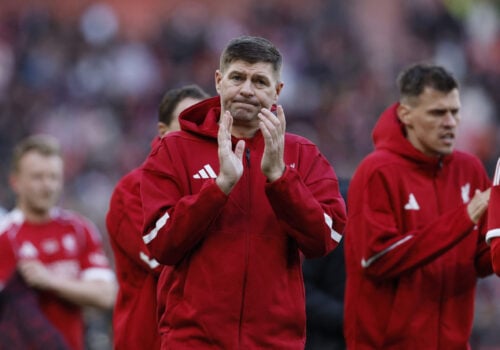 Arne Slots fremtid i Liverpool er genstand for massiv spekulation, hvor en fyring kan ske til sommer. En legende melder sig nu klar.