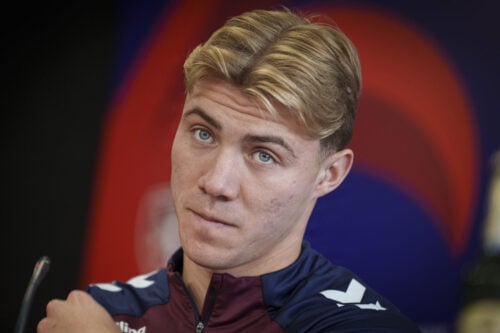 Rasmus Højlund gennemfører sit skifte til sommer.