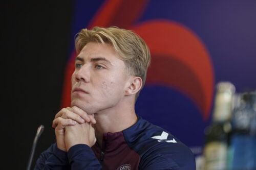 Rasmus Højlund kan få selskab af endnu en tidligere holdkammerat i Napoli denne sommer. Nu er prisen afsløret.