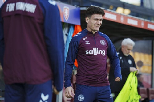 Joakim Mæhle, Christian Eriksen og Jonas Wind er alle med fra start for Wolfsburg, der møder Kasper Hjulmands Leverkusen i Bundesligaen.