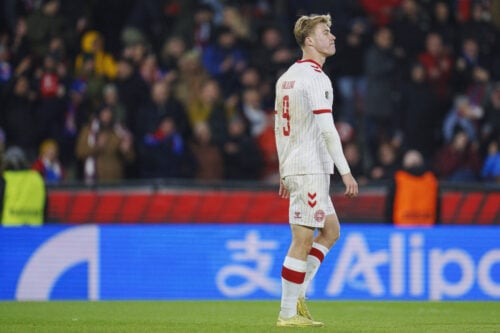 Den blonde danske angriber i form af Rasmus Højlund har haft en turbulent uge. Nu løber han med de store overskrifter i Italien.