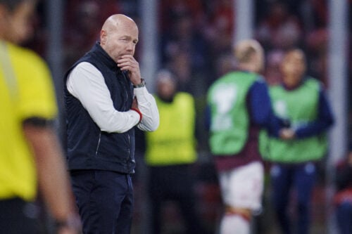 Brian Riemer og Danmark kommer ikke til at deltage i sommerens VM-slutrunde. Nu langer Thomas Gravesen gevaldigt ud efter landstræneren.