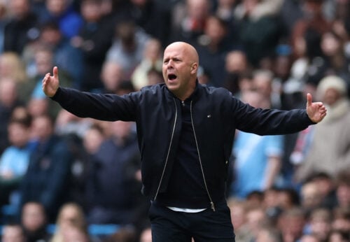 Arne Slot kan blive fyret.