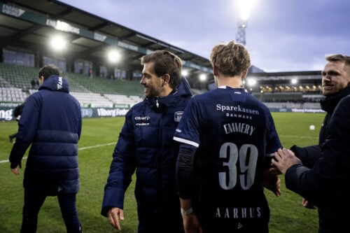 AGF nærmer sig det første danske mesterskab i 40 år. Nu reagerer cheftræner Jakob Poulsen på den gunstige situation, som klubben er i.