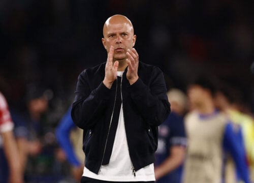 Arne Slot står midt i en sæson, der i stigende grad ligner en total fiasko for Liverpool. Derfor skal cheftræneren nu have sparket.