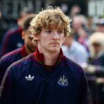 Anthony Gordon meldes i konkret dialog.